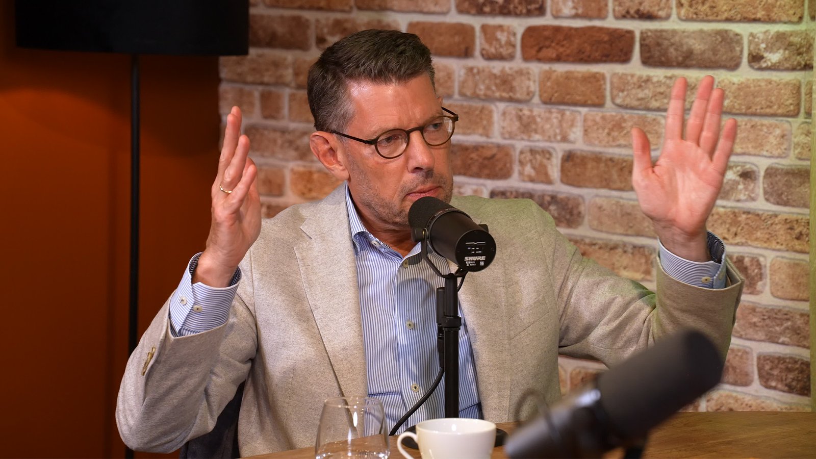 Burgemeester Bouke Arends in gesprek achter de microfoon